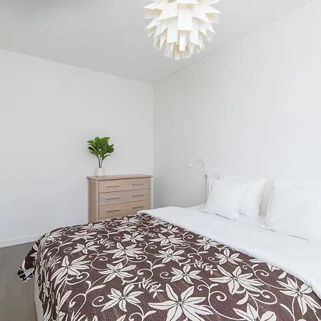 Apartment Lovely 1-bedroom Near Park In *