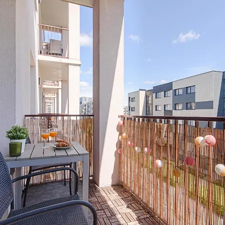 Lovely 1-bedroom Near Park In Apartment