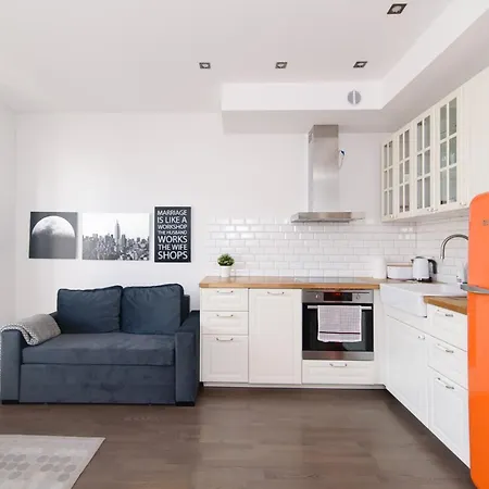 Lovely 1-bedroom Near Park In Apartament *